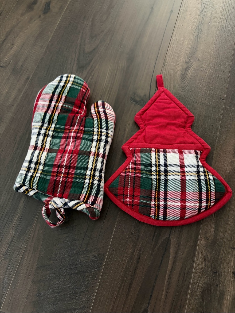 Sur La Table Holiday oven mit and holder set